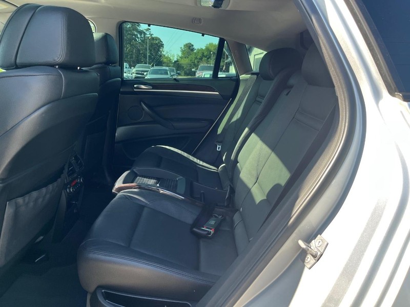 BMW X6 Vehicle Full-screen Gallery Image 17