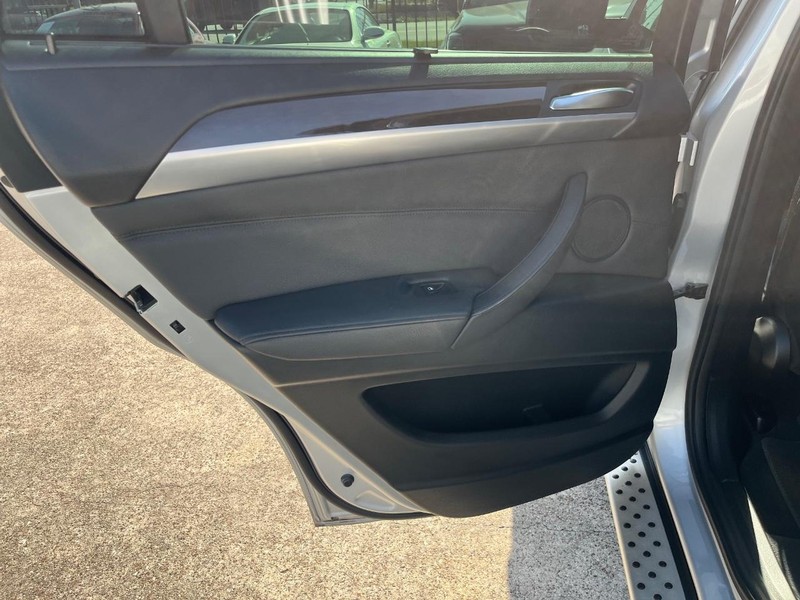 BMW X6 Vehicle Full-screen Gallery Image 18