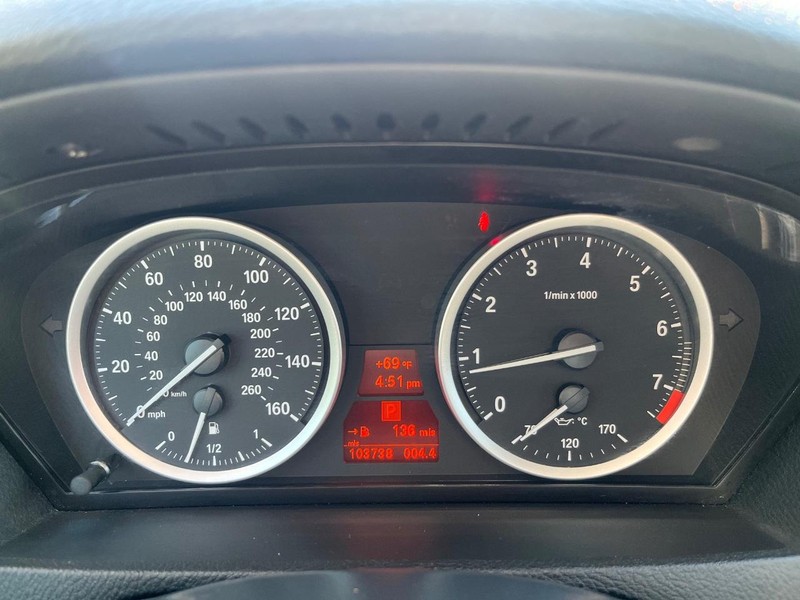 BMW X6 Vehicle Full-screen Gallery Image 20