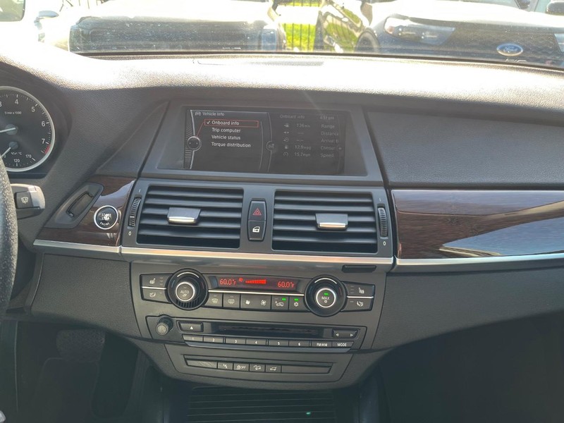 BMW X6 Vehicle Full-screen Gallery Image 21