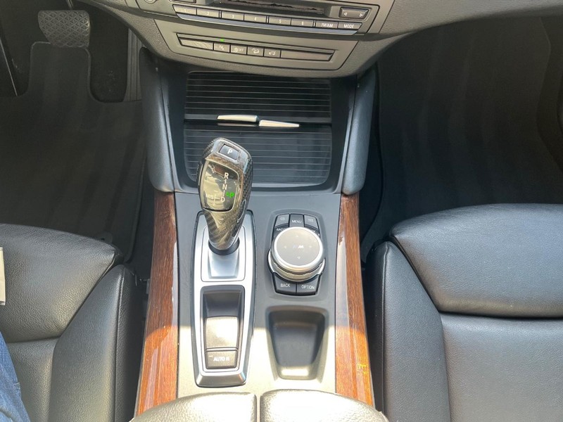 BMW X6 Vehicle Full-screen Gallery Image 24