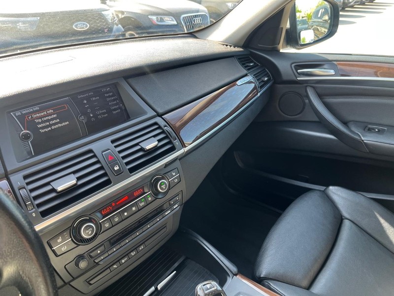 BMW X6 Vehicle Full-screen Gallery Image 25