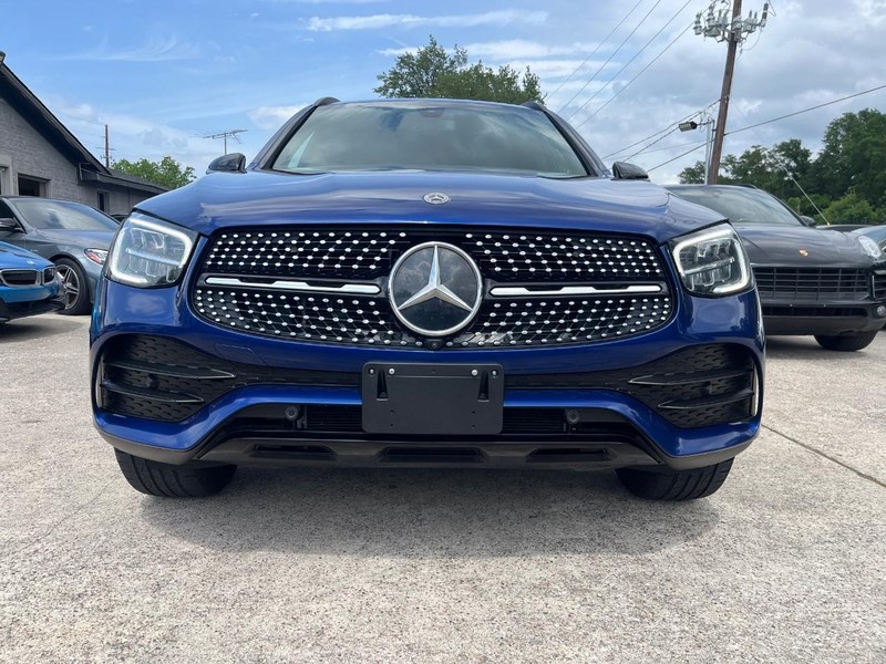 Mercedes-Benz GLC 300 Vehicle Full-screen Gallery Image 02
