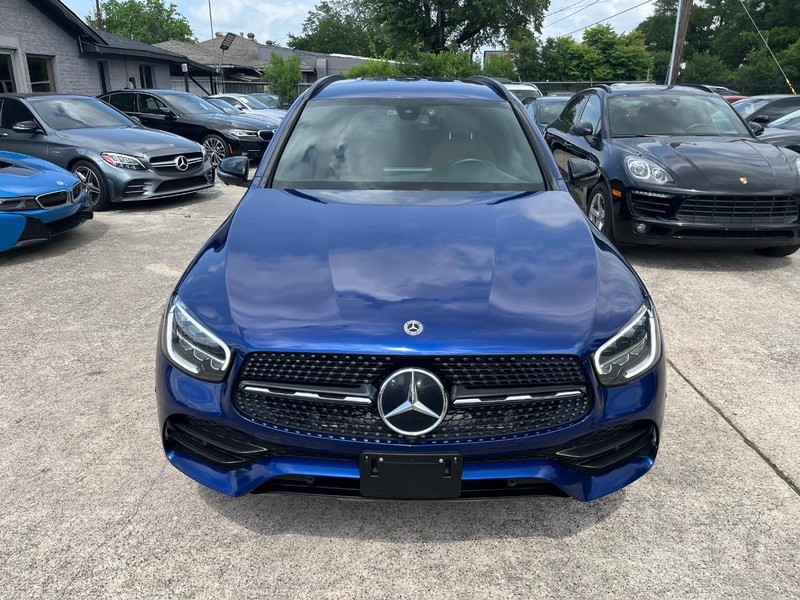 Mercedes-Benz GLC 300 Vehicle Full-screen Gallery Image 03
