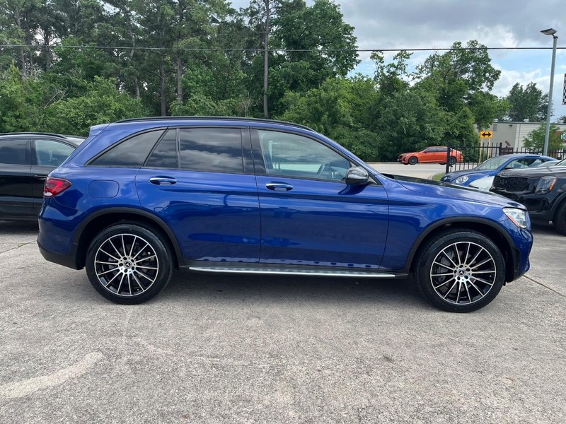 Mercedes-Benz GLC 300 Vehicle Full-screen Gallery Image 05