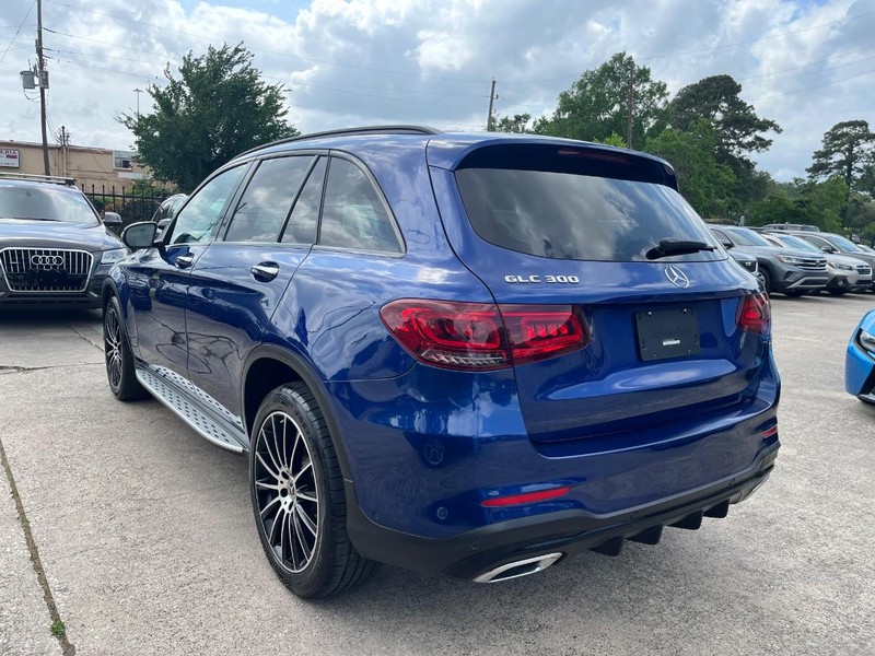 Mercedes-Benz GLC 300 Vehicle Full-screen Gallery Image 08