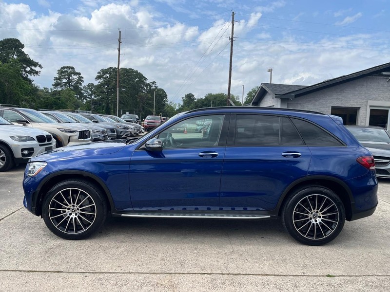 Mercedes-Benz GLC 300 Vehicle Full-screen Gallery Image 09