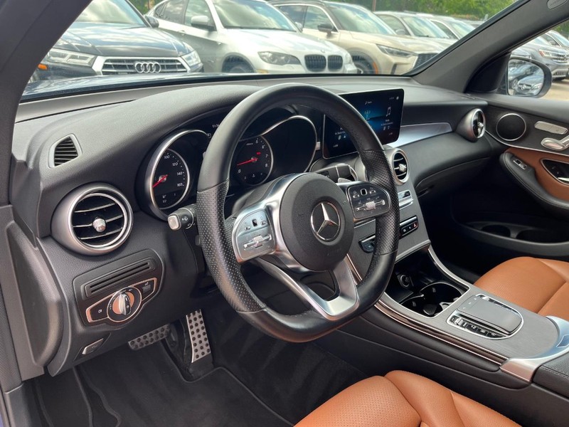 Mercedes-Benz GLC 300 Vehicle Full-screen Gallery Image 10
