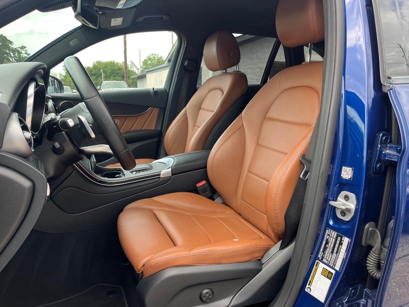 Mercedes-Benz GLC 300 Vehicle Full-screen Gallery Image 11