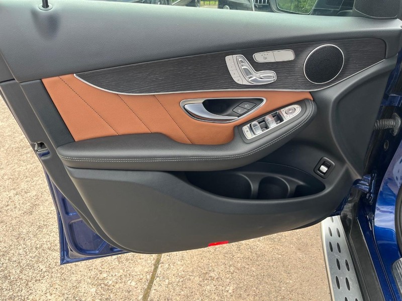 Mercedes-Benz GLC 300 Vehicle Full-screen Gallery Image 12