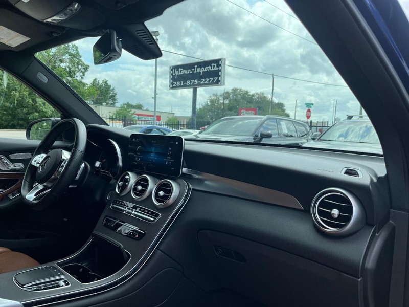 Mercedes-Benz GLC 300 Vehicle Full-screen Gallery Image 13