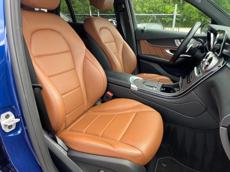 Mercedes-Benz GLC 300 Vehicle Full-screen Gallery Image 14