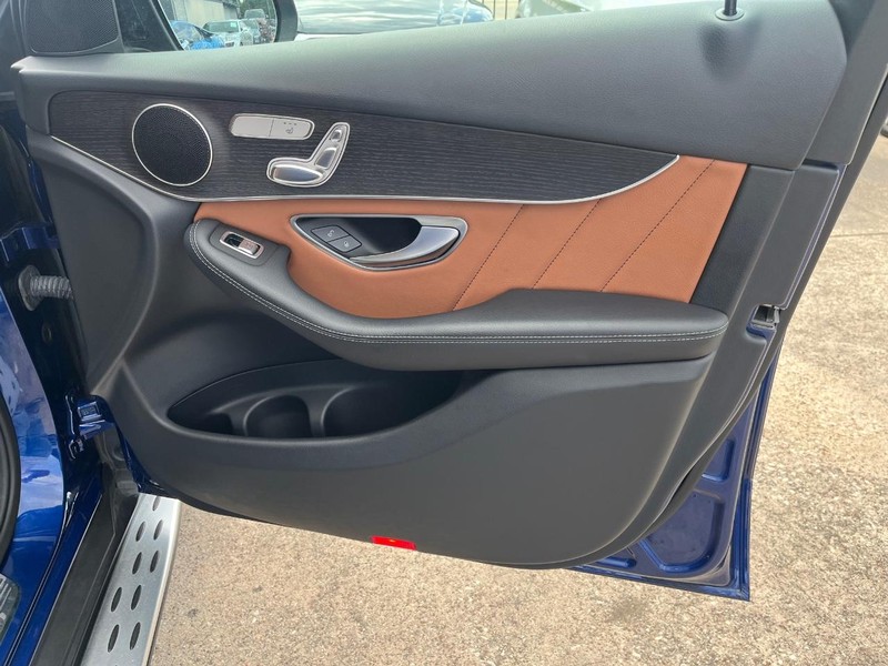 Mercedes-Benz GLC 300 Vehicle Full-screen Gallery Image 15