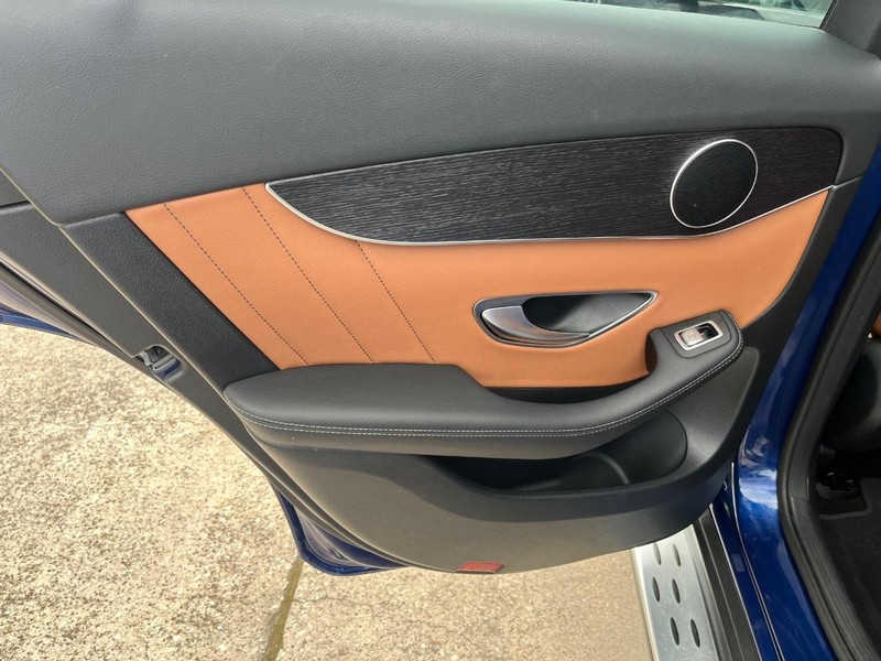 Mercedes-Benz GLC 300 Vehicle Full-screen Gallery Image 17
