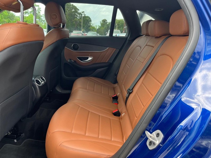 Mercedes-Benz GLC 300 Vehicle Full-screen Gallery Image 18