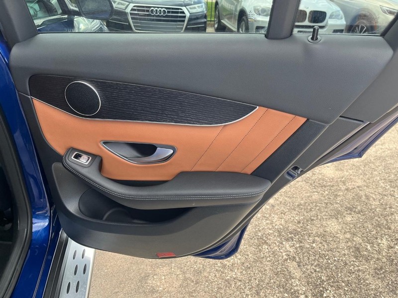 Mercedes-Benz GLC 300 Vehicle Full-screen Gallery Image 19