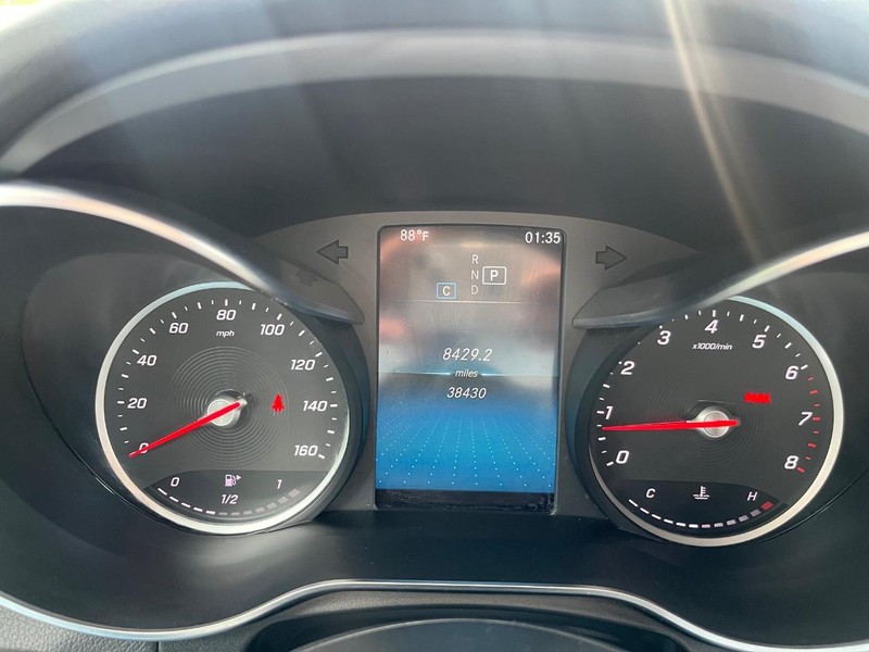 Mercedes-Benz GLC 300 Vehicle Full-screen Gallery Image 21