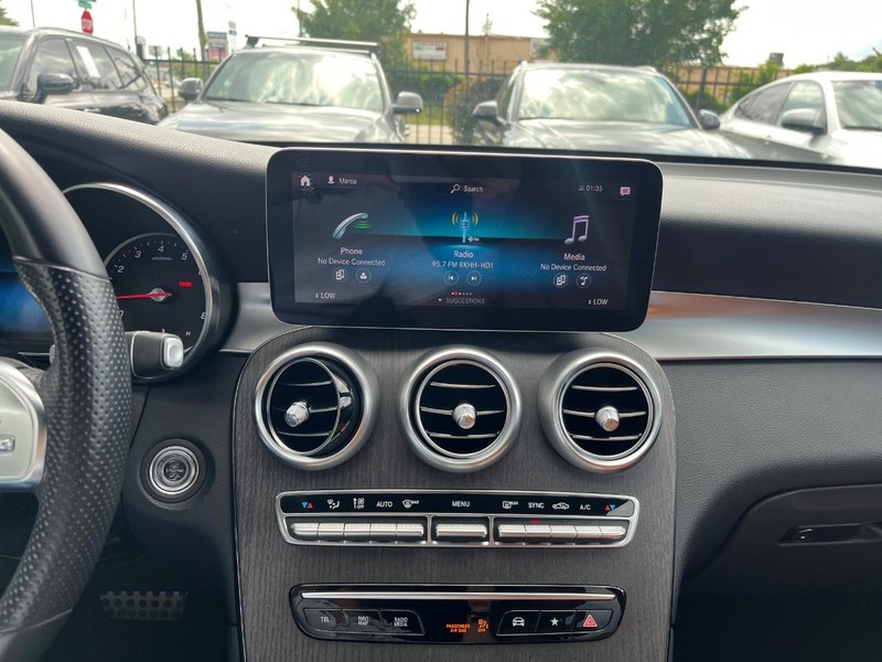 Mercedes-Benz GLC 300 Vehicle Full-screen Gallery Image 22