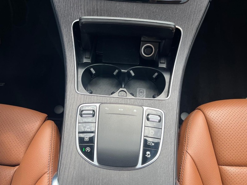 Mercedes-Benz GLC 300 Vehicle Full-screen Gallery Image 25