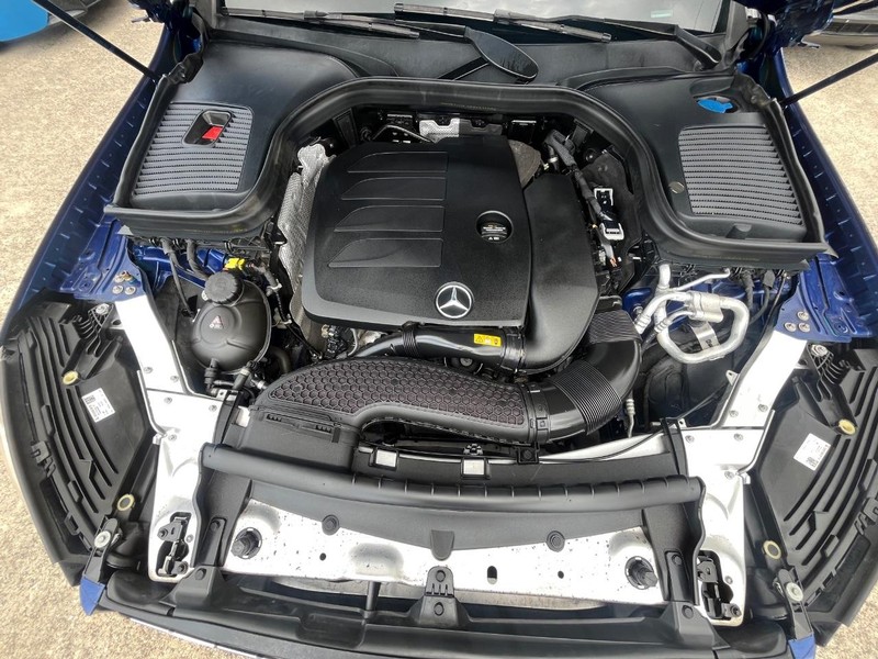 Mercedes-Benz GLC 300 Vehicle Full-screen Gallery Image 26
