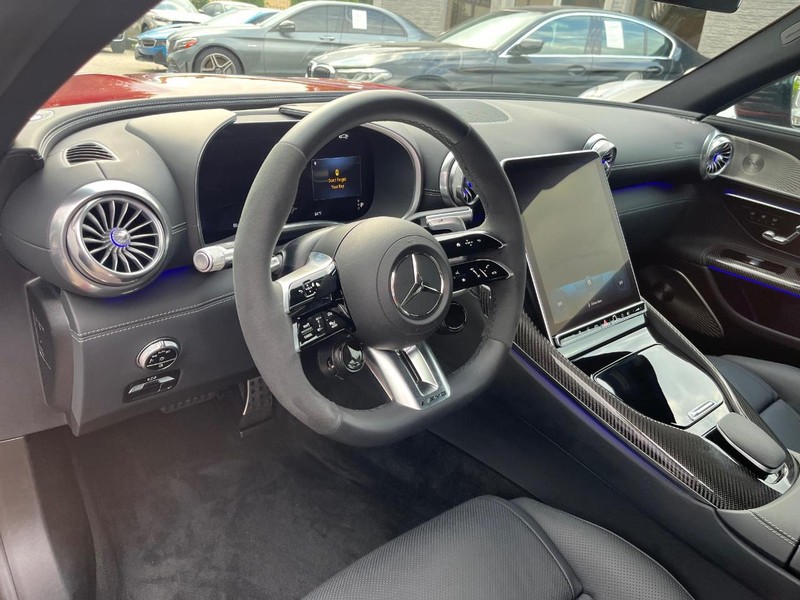 Mercedes-Benz SL 63 AMG Vehicle Full-screen Gallery Image 18