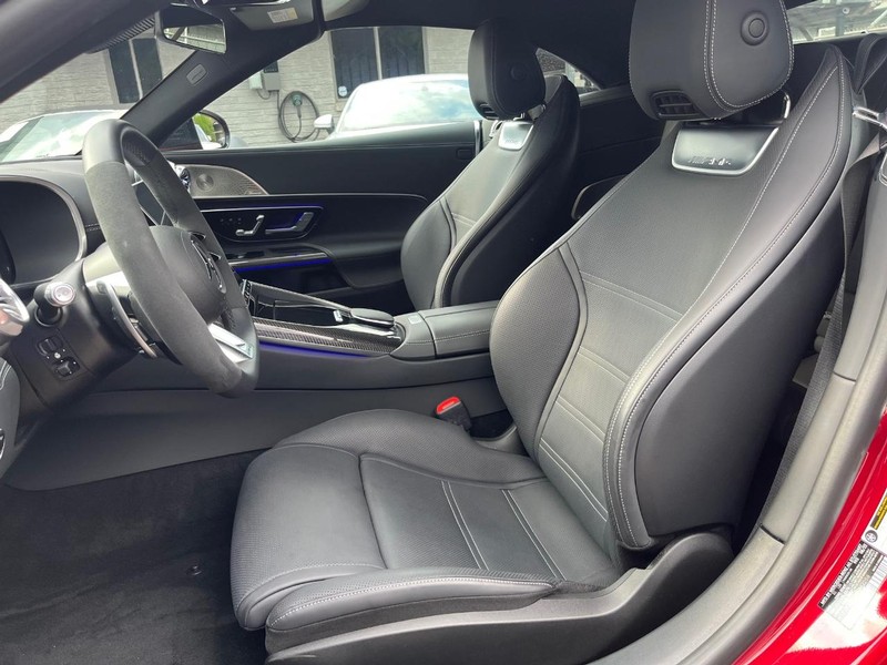 Mercedes-Benz SL 63 AMG Vehicle Full-screen Gallery Image 19