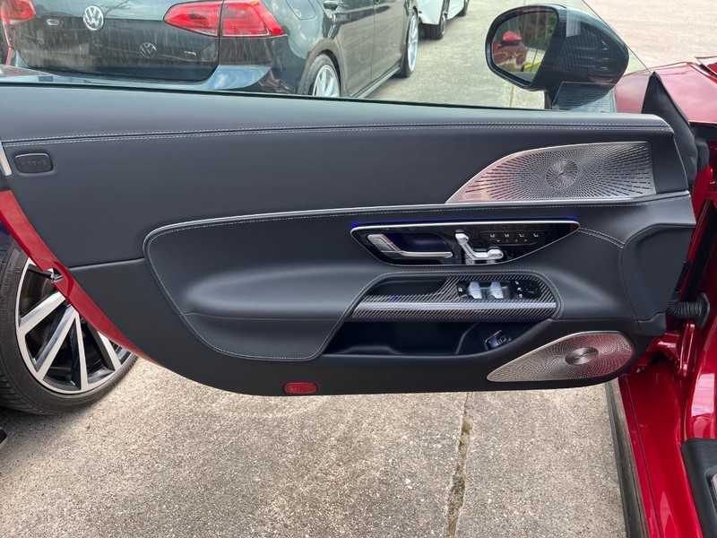 Mercedes-Benz SL 63 AMG Vehicle Full-screen Gallery Image 20
