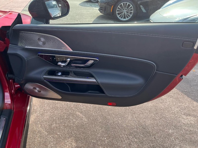 Mercedes-Benz SL 63 AMG Vehicle Full-screen Gallery Image 23