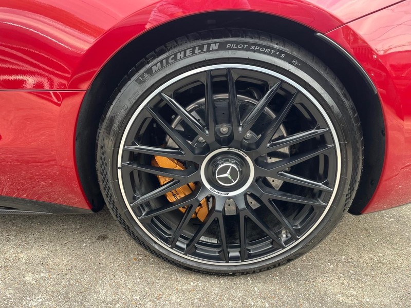 Mercedes-Benz SL 63 AMG Vehicle Full-screen Gallery Image 32