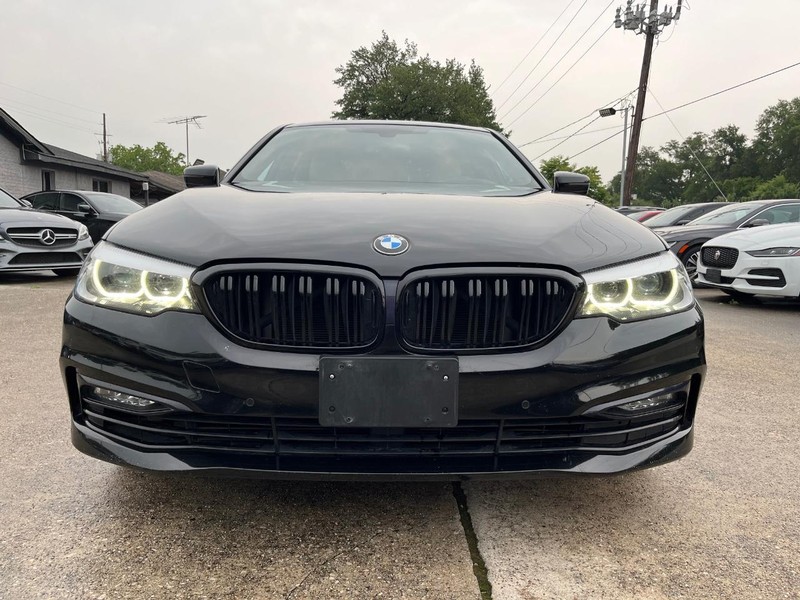 BMW 530i Vehicle Full-screen Gallery Image 02