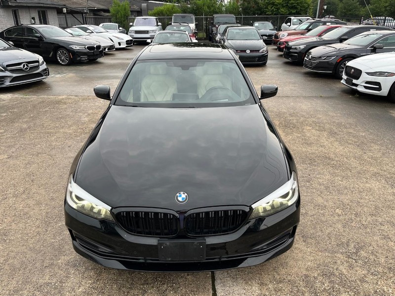 BMW 530i Vehicle Full-screen Gallery Image 03