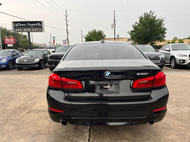 BMW 530i Vehicle Full-screen Gallery Image 07