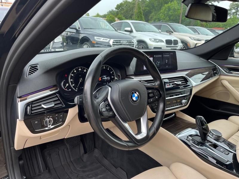 BMW 530i Vehicle Full-screen Gallery Image 10