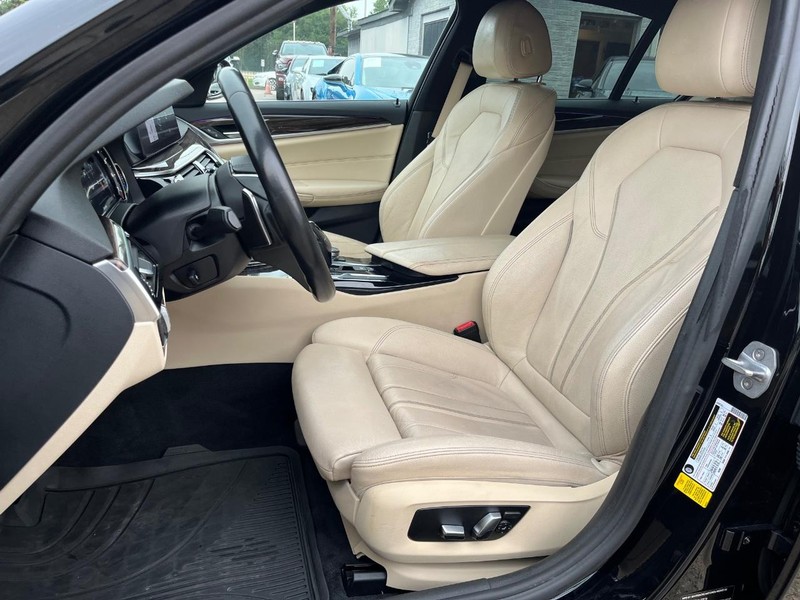 BMW 530i Vehicle Full-screen Gallery Image 11