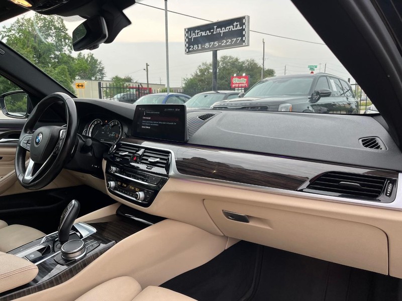BMW 530i Vehicle Full-screen Gallery Image 13