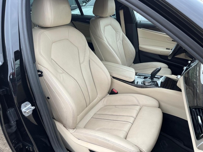 BMW 530i Vehicle Full-screen Gallery Image 14