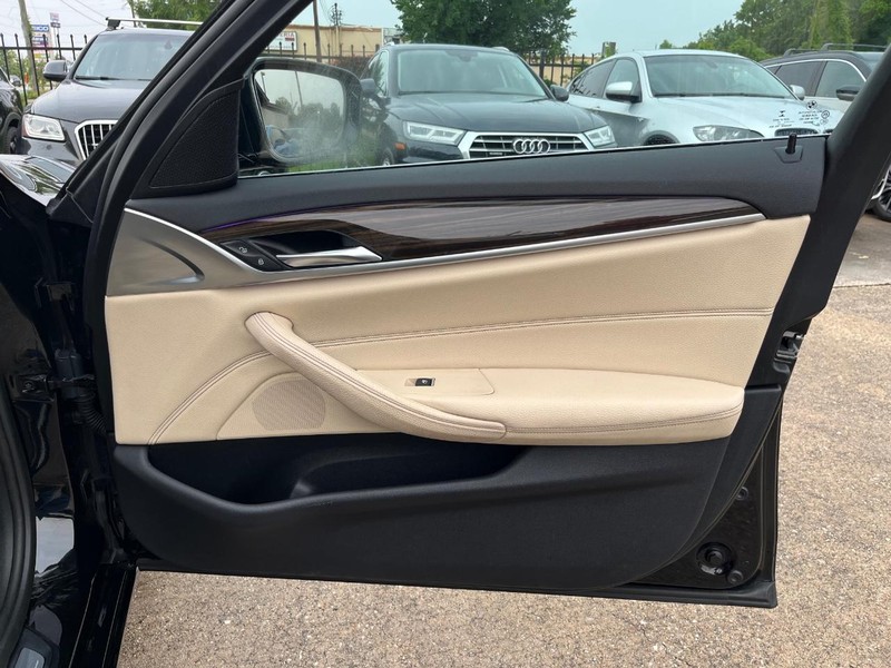 BMW 530i Vehicle Full-screen Gallery Image 15
