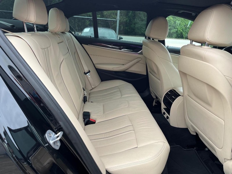 BMW 530i Vehicle Full-screen Gallery Image 16