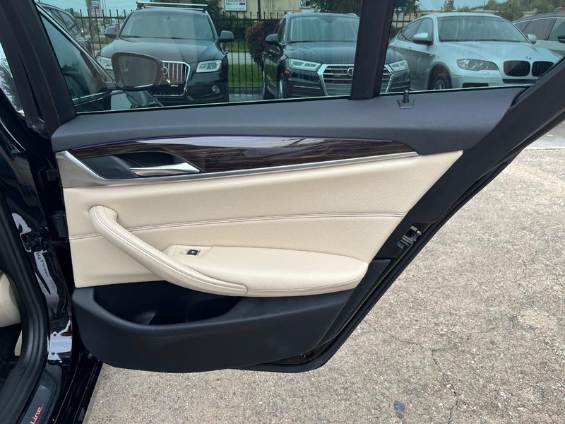 BMW 530i Vehicle Full-screen Gallery Image 17