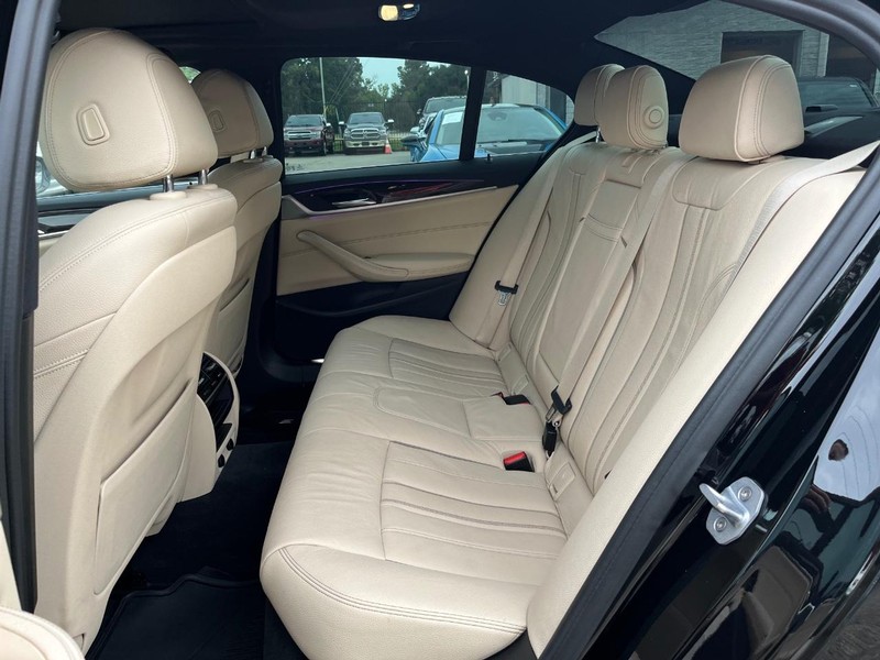 BMW 530i Vehicle Full-screen Gallery Image 18