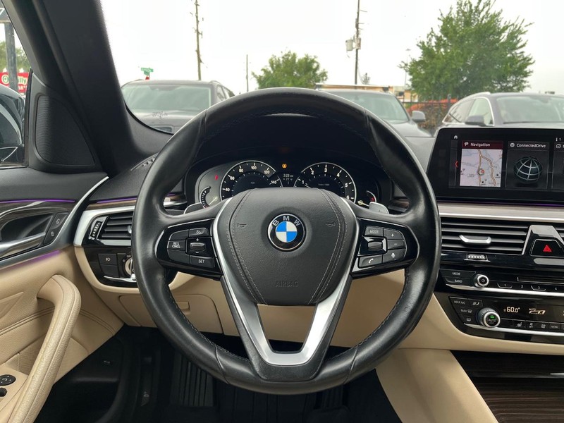 BMW 530i Vehicle Full-screen Gallery Image 20