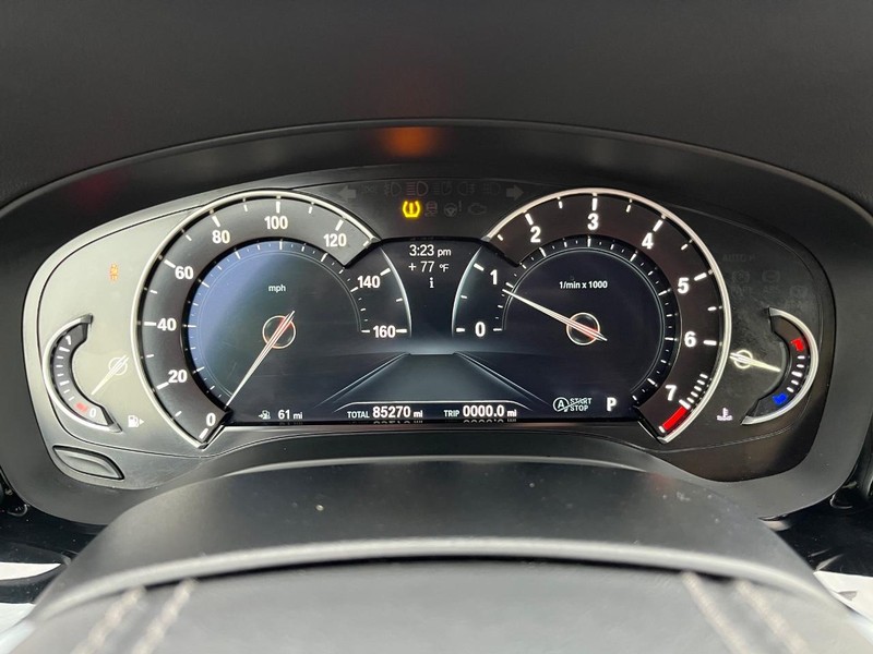 BMW 530i Vehicle Full-screen Gallery Image 21