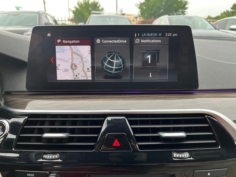 BMW 530i Vehicle Full-screen Gallery Image 22