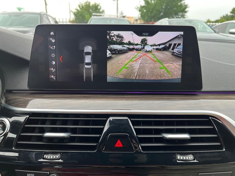 BMW 530i Vehicle Full-screen Gallery Image 23