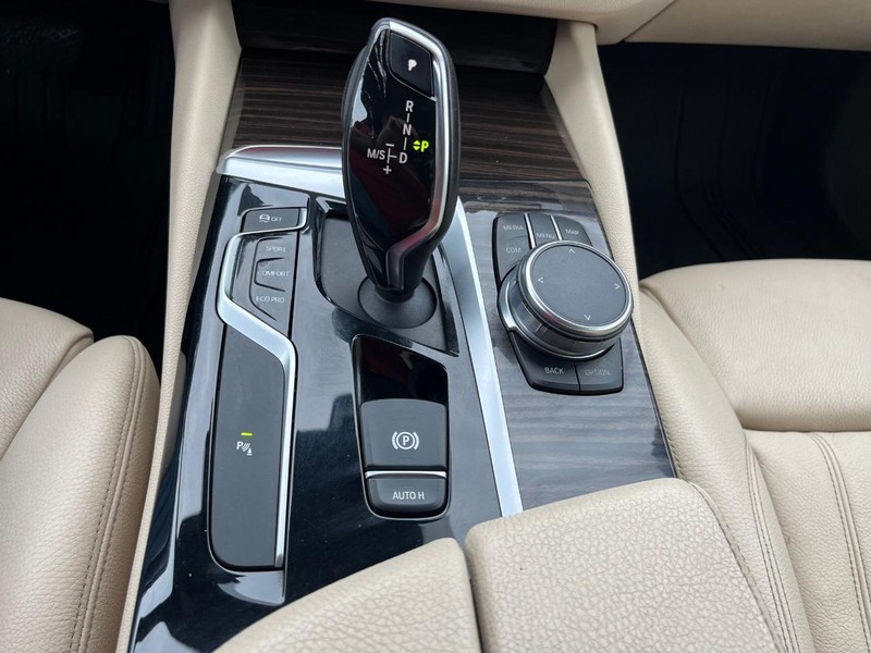 BMW 530i Vehicle Full-screen Gallery Image 25
