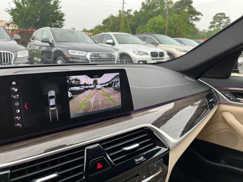 BMW 530i Vehicle Full-screen Gallery Image 26