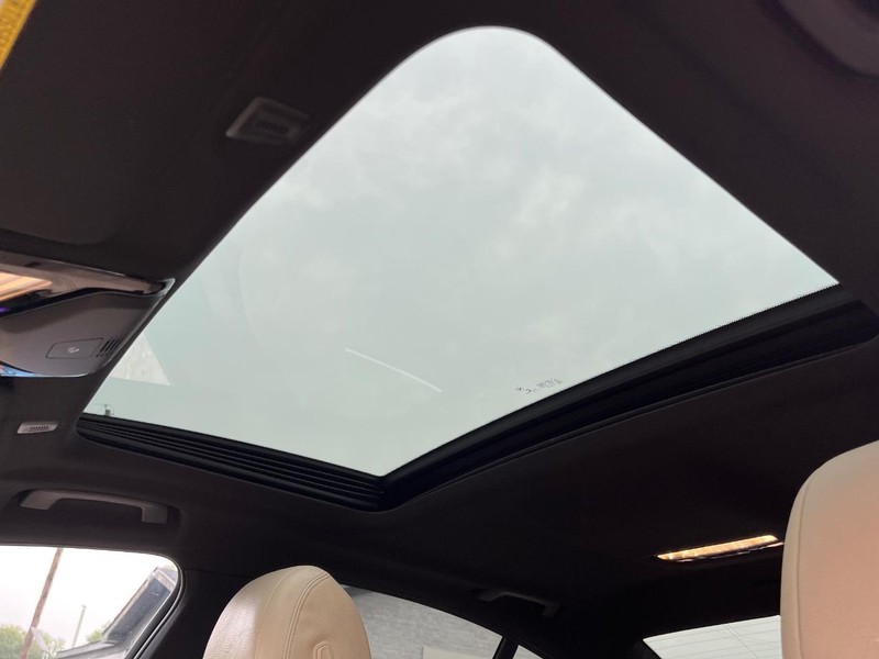 BMW 530i Vehicle Full-screen Gallery Image 27