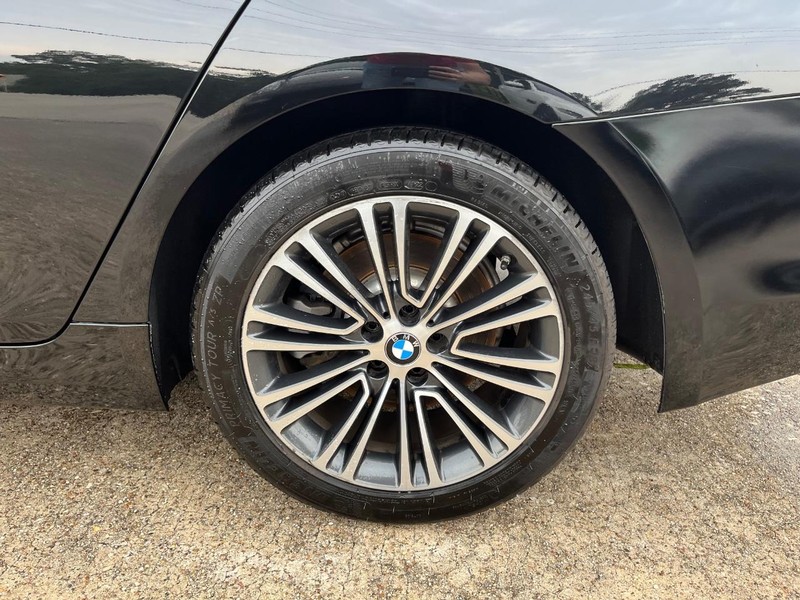 BMW 530i Vehicle Full-screen Gallery Image 29