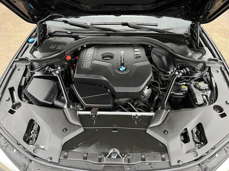 BMW 530i Vehicle Full-screen Gallery Image 30