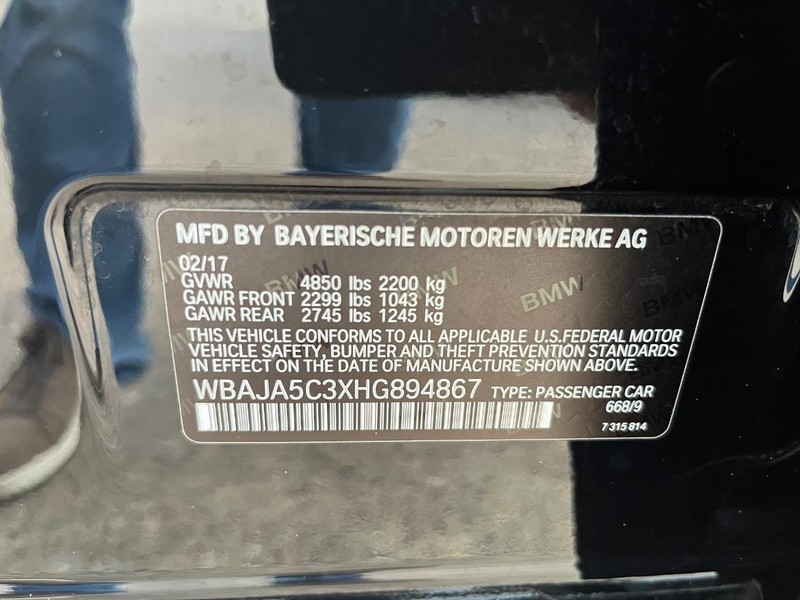 BMW 530i Vehicle Full-screen Gallery Image 31